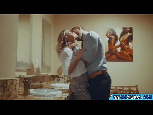 ❤️ Kana blonde ine busty inokukwezvera muchimbuzi cheveruzhinji pa %sn.allo-sex.ru % ❤